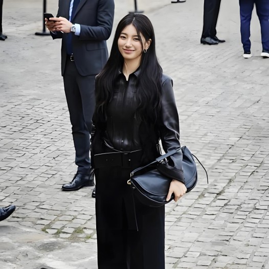 ★셀린느 수지 하프문 소프트 트리옹프 백 라지 서플 샤이니 램스킨 Celine Womens Supple Shiny